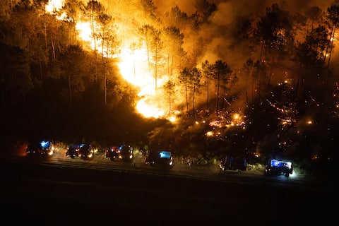 epa13138937 A handout photo made available by the Fire and Rescue Departmental Service 33 (SDIS 33) shows firefighters crew battling a fire near Le Porge, in southwestern France, 29 July 2026, as a wildfire rages through the forest in Gironde.  EPA/SDIS33/BENOIT VEGA HANDOUT HANDOUT EDITORIAL USE ONLY/NO SALES