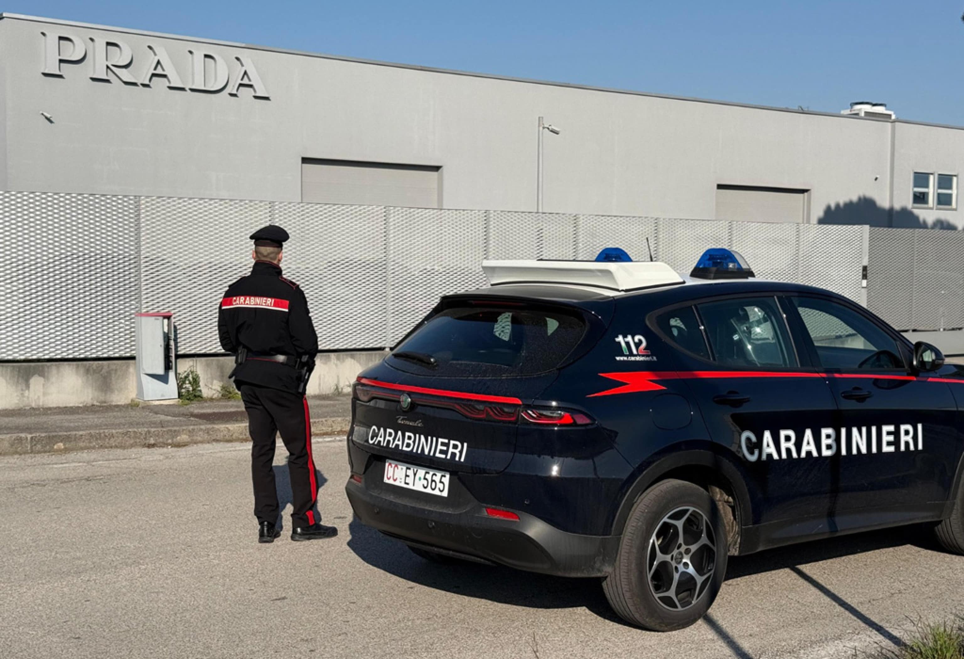 Maxifurto da Prada, rubate scarpe per centinaia di migliaia di euro