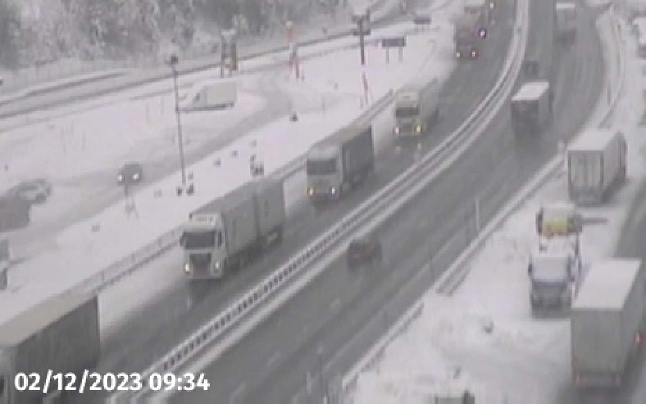 Neve al Brennero, 02 dicembre 2023. Caos neve in Tirolo e l'Alto Adige spaccato in due, con 30 centimetri di neve al Brennero e più a sud pioggia anche in quota. Si presenta così il primo assaggio di questo inverno.ANSA/ WEBCAM A22+++ ANSA PROVIDES ACCESS TO THIS HANDOUT PHOTO TO BE USED SOLELY TO ILLUSTRATE NEWS REPORTING OR COMMENTARY ON THE FACTS OR EVENTS DEPICTED IN THIS IMAGE; NO ARCHIVING; NO LICENSING +++ NPK +++