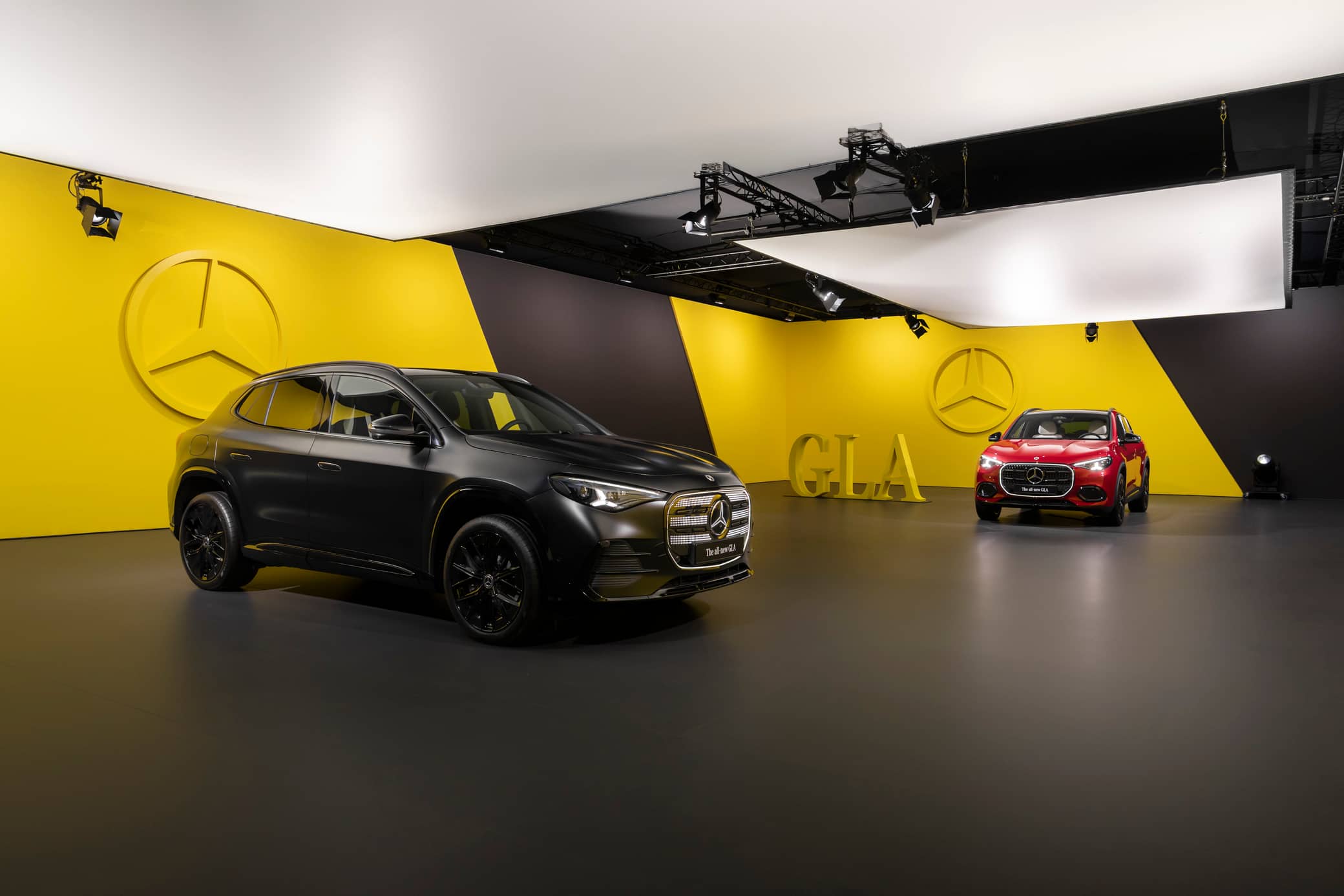 Der neue elektrische Mercedes-Benz GLA.Exterieur: Kosmosschwarz magnoInterieur: ARTICO nappa-look crystal white/MICROCUT microfibre black//The all-new Mercedes-Benz GLA electric.Exterior: cosmos black magnoInterior: ARTICO nappa-look crystal white/MICROCUT microfibre black