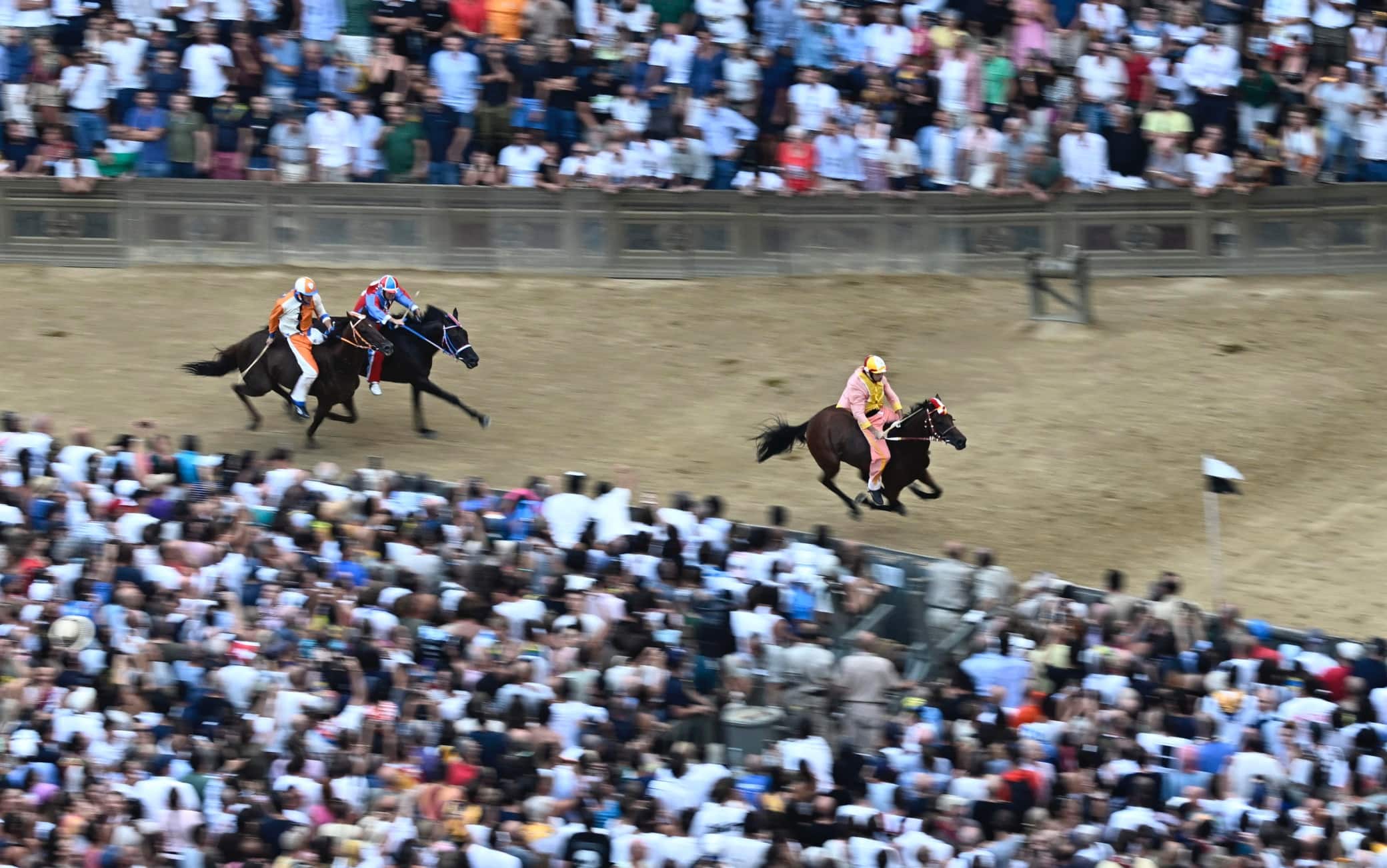 Jokey Giuseppe Zedde also known as Gingillo on Anda e Bola in action before winning the historical horse race 'Palio di Siena' on Piazza del Campo in Siena, Italy, 16 August 2025.  The traditional horse race takes place on 16 August as the 'Palio dell'Assunta' during the holidays for the Assumption of Mary.
ANSA/CLAUDIO GIOVANNINI
