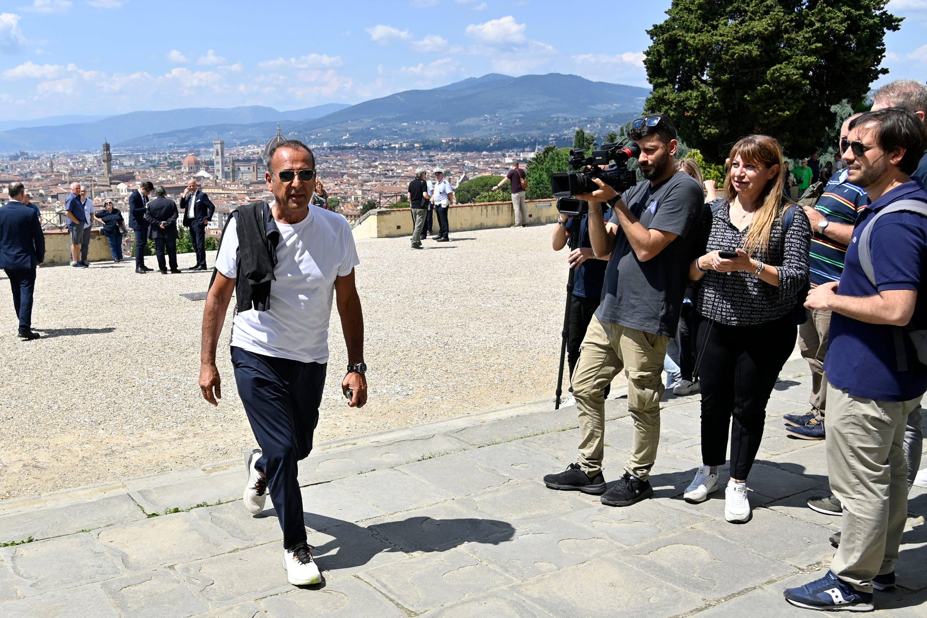 L'arrivo di Carlo Conti per i funerali in forma privata di Francesco Nuti nella basilica di San Miniato al Monte, Firenze, 15 Giugno 2023.
ANSA/CLAUDIO GIOVANNINI
