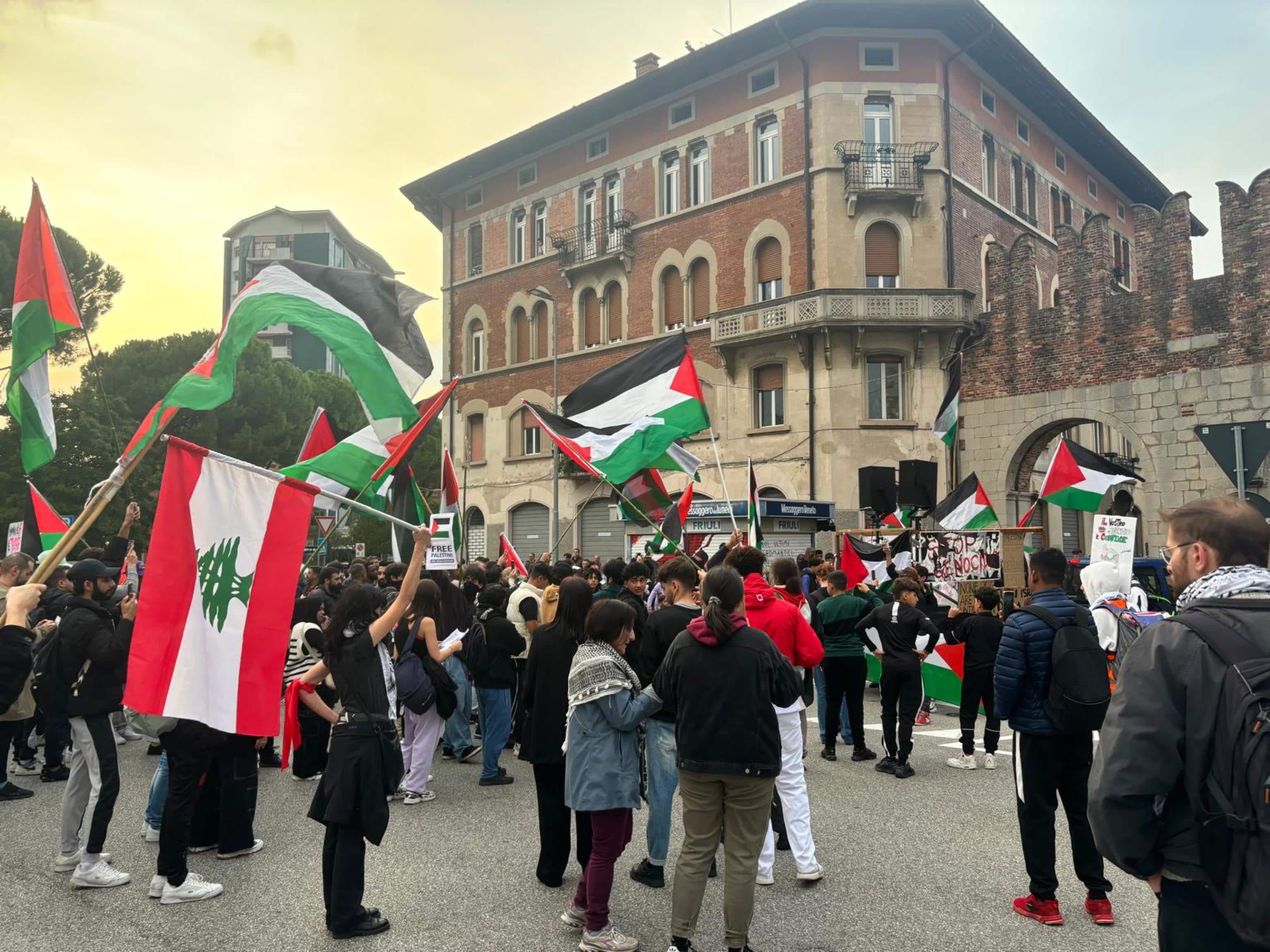 Il corteo di protesta contro la partita di Nations League Italia-Israele, in programma stasera al Bluenergy stadium, in partenza da piazza della Repubblica a Udine, 14 ottobre 2024. /// The protest parade against the Nations League Italy-Israel match, scheduled tonight at the Bluenergy stadium, starting from Republic square, in Udine, Italy, 14 October 2024. ANSA / Alice Fumis