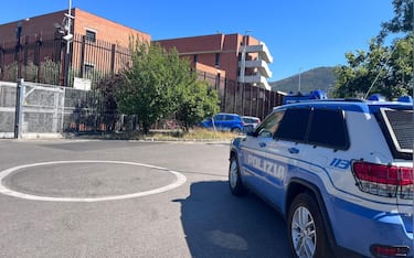 Un momento della vasta operazione nel carcere di Prato contro l'ingresso di telefoni cellulari e droga ai detenuti dei reparti Alta Sicurezza e Media Sicurezza, anche per reati mafiosi, 28 giugno 2025. ANSA/GIORGIO BERNARDINI