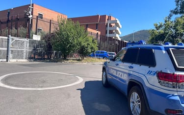 Un momento della vasta operazione nel carcere di Prato contro l'ingresso di telefoni cellulari e droga ai detenuti dei reparti Alta Sicurezza e Media Sicurezza, anche per reati mafiosi, 28 giugno 2025. ANSA/GIORGIO BERNARDINI