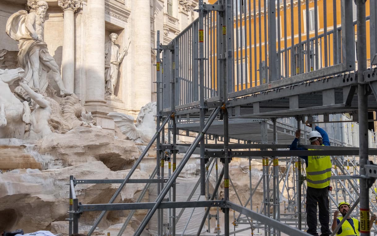 Roma, Fontana di Trevi: è polemica per la nuova passerella provvisoria ...