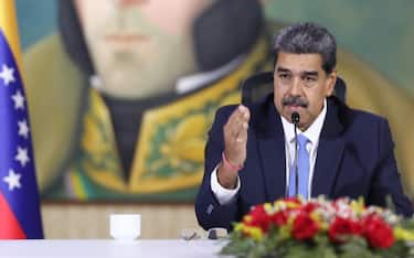 epa11547019 A handout photo made available by Prensa Miraflores shows Venezuelan President Nicolas Maduro (R) during an act in Caracas, Venezuela, 12 August 2024. Maduro reiterated that he will not hand over power to the majority opposition, who has proposed a negotiation after the 28 July election, which he describes as "fascist oligarchy". The National Electoral Council (CNE) ratified the victory of the Chavista leader, who is not recognized by a good part of the international community.  EPA/PRENSA MIRAFLORES / HANDOUT HANDOUT/ EDITORIAL USE ONLY/ ONLY AVAILABLE TO ILLUSTRATE THE ACCOMPANYING NEWS (MANDATORY CREDIT)HANDOUT EDITORIAL USE ONLY/NO SALES
