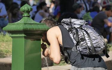 Grande caldo in città, assalto alle vedovelle per fare rifornimento di acqua