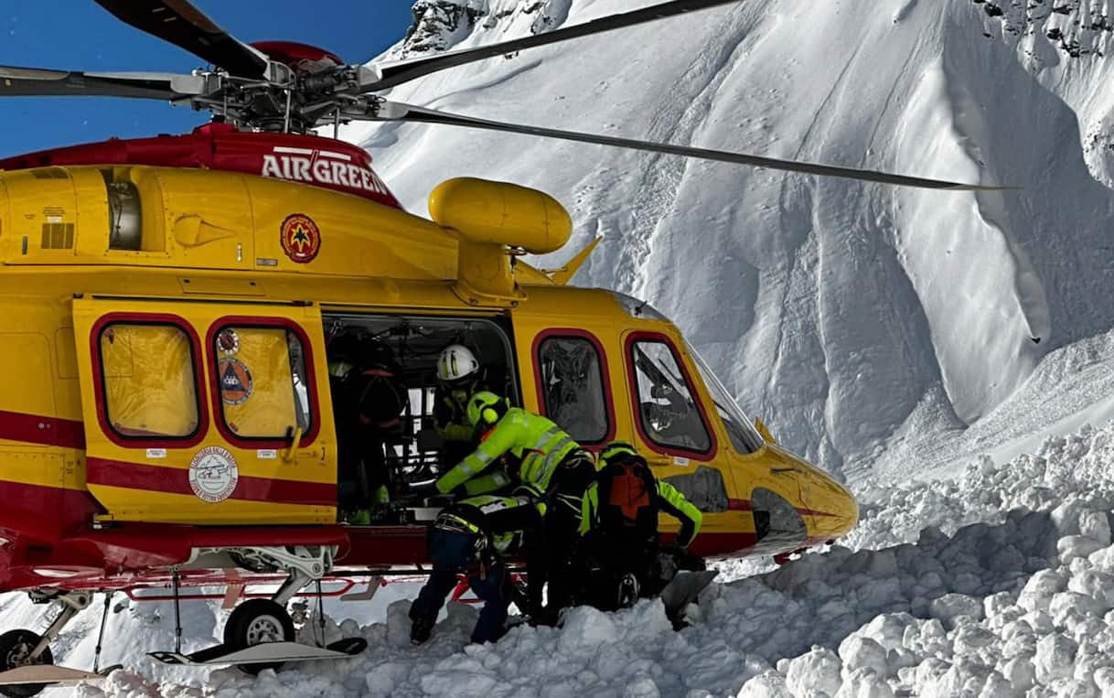 Incidente in montagna, sciatore muore dopo un volo di 100 metri nella ...