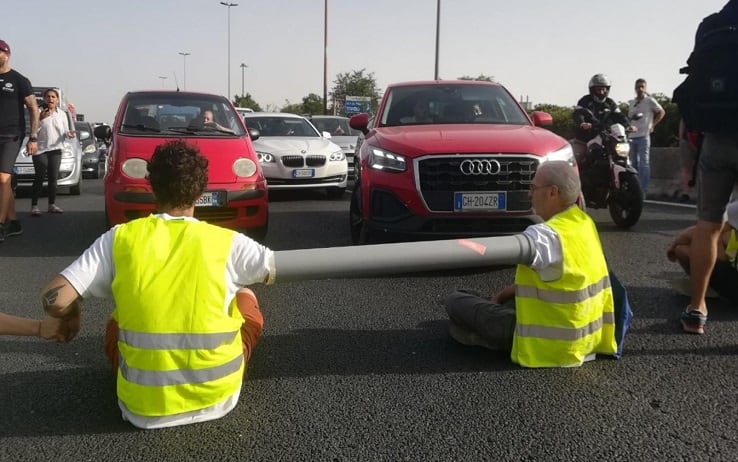 Gli ambientalisti bloccano il traffico del grande raccordo anulare a Roma