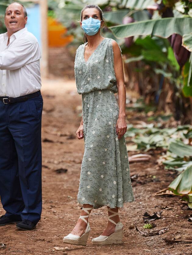 Ecco l'abito da poco più di 12 euro abbinato alle espadrillas con la zeppa  