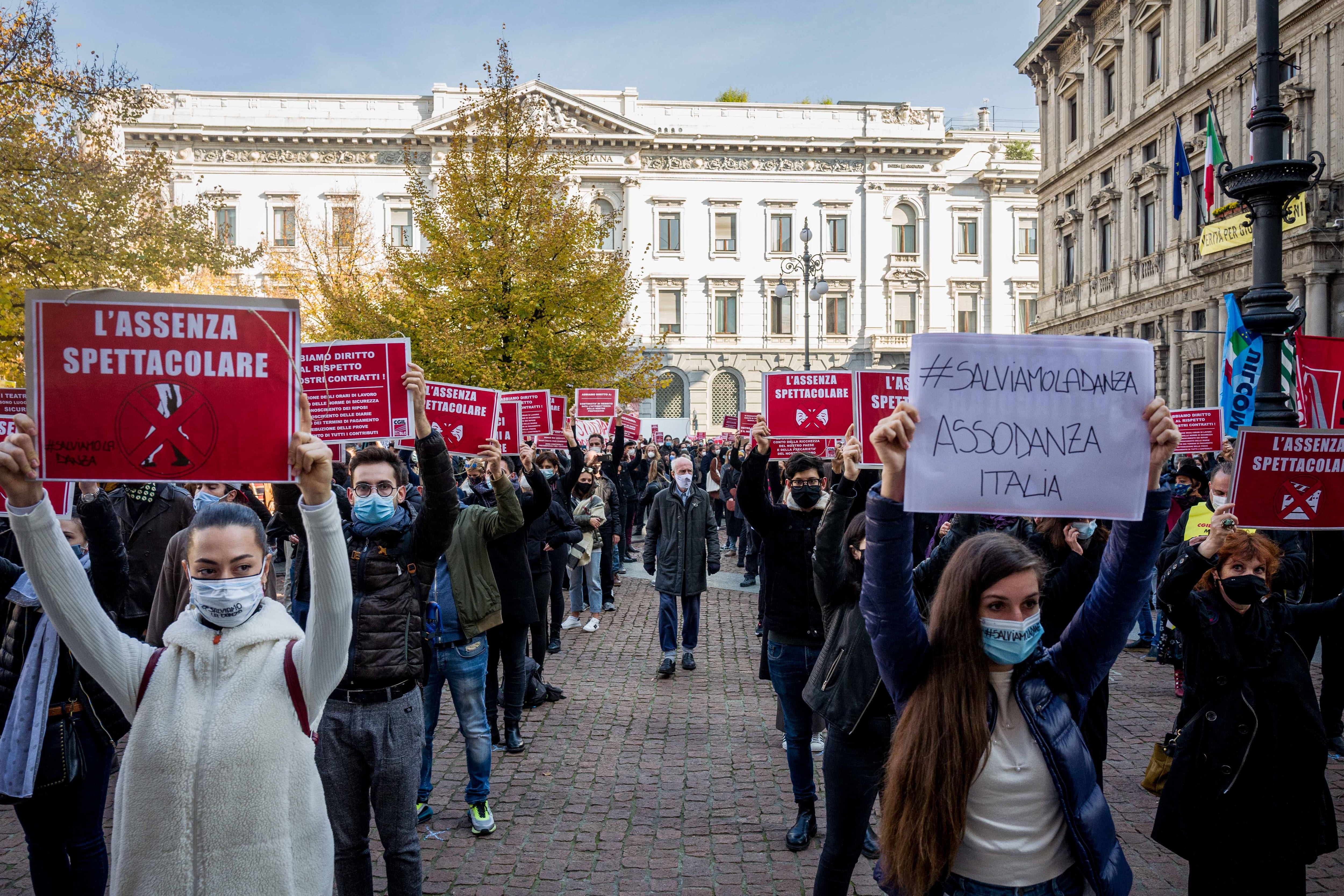 Milano. Manifestazione in Piazza Scala dei lavoratori dello spettacolo indetta da SLC CGIL contro le restrizioni per contenere il COVID-19 con la presenza del Sindaco. (Milano - 2020-10-30, Carlo Cozzoli) p.s. la foto e' utilizzabile nel rispetto del contesto in cui e' stata scattata, e senza intento diffamatorio del decoro delle persone rappresentate