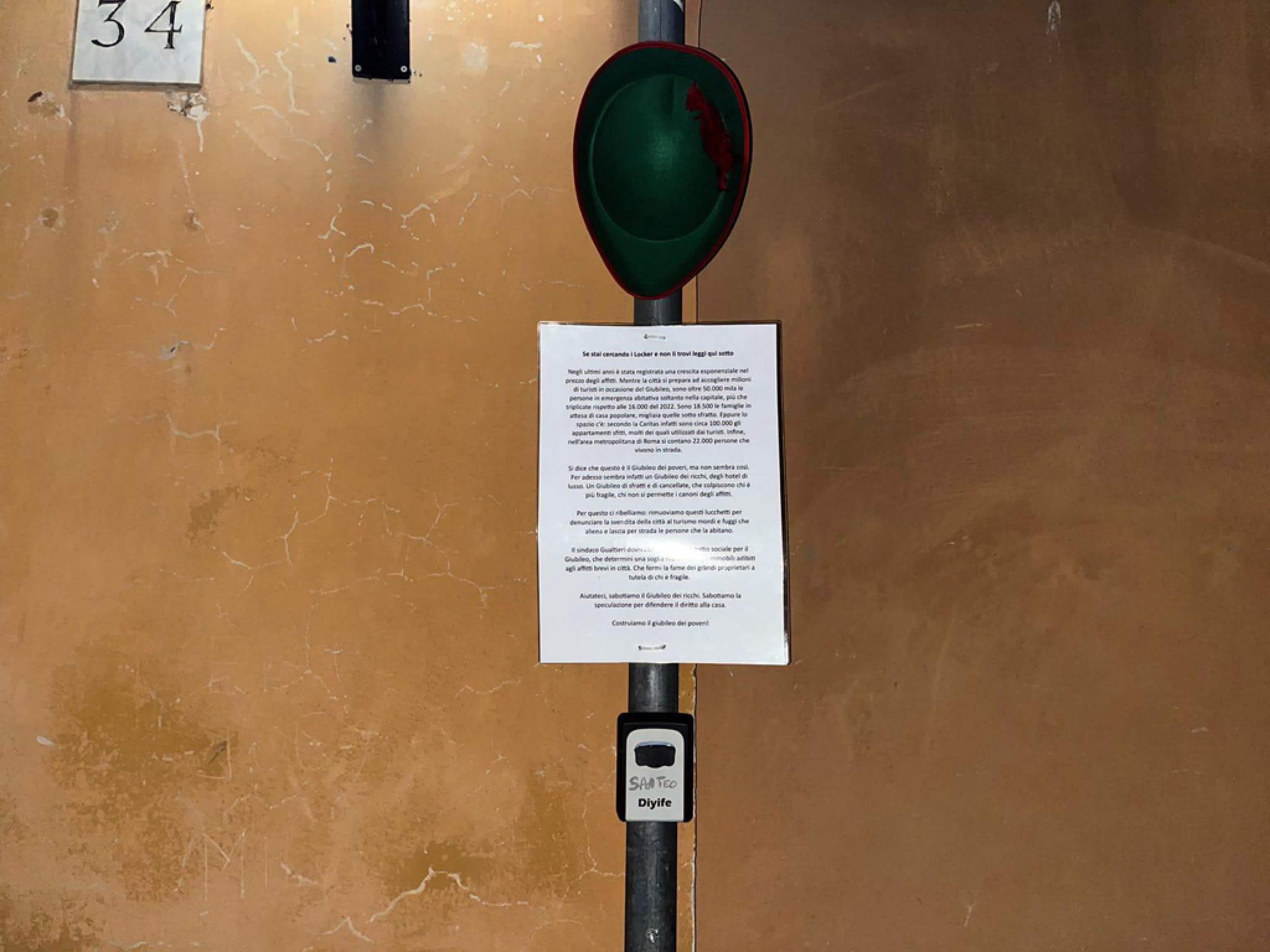 Lo "smart lock"  rimosso e al suo posto il cappello di Robin Hood' in una azione di sabotaggio contro i B&Bda parte di  Stop overtourism a Roma, 
23 ottobre 2024.
ANSA/ GIULIA MARRAZZO
