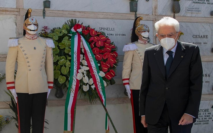 Il Presidente della Repubblica Sergio Mattarella depone una corona di fiori, portata a spalla da due Corazzieri, sulla tomba di Altiero Spinelli a Ventotene, 29 agosto 2021.
ANSA/ Francesco Ammendola - Ufficio Stampa e Comunicazione  della Presidenza della Repubblica EDITORIAL USE ONLY NO SALES