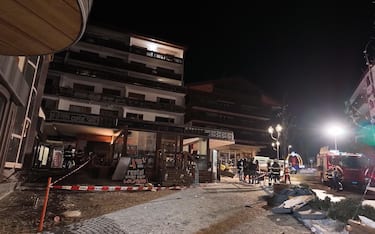 Un fermo immagine tratto da un video della polizia cantonale del Vallesse mostra i soccorsi dopo l'incidente a Crans Montana, 1 gennaio 2026. ANSA/ UFFICIO POLIZIA CANTONALE DEL VALLESE +++ UFFICIO STAMPA +++ FOTO NON IN VENDITA - DA USARE SOLO PER FINI GIORNALISTICI +++ NPK +++