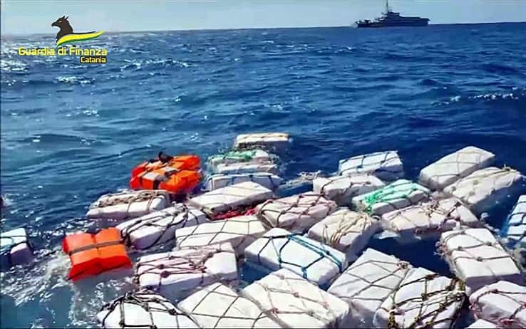 La cocaina recuperata al largo delle coste della Sicilia