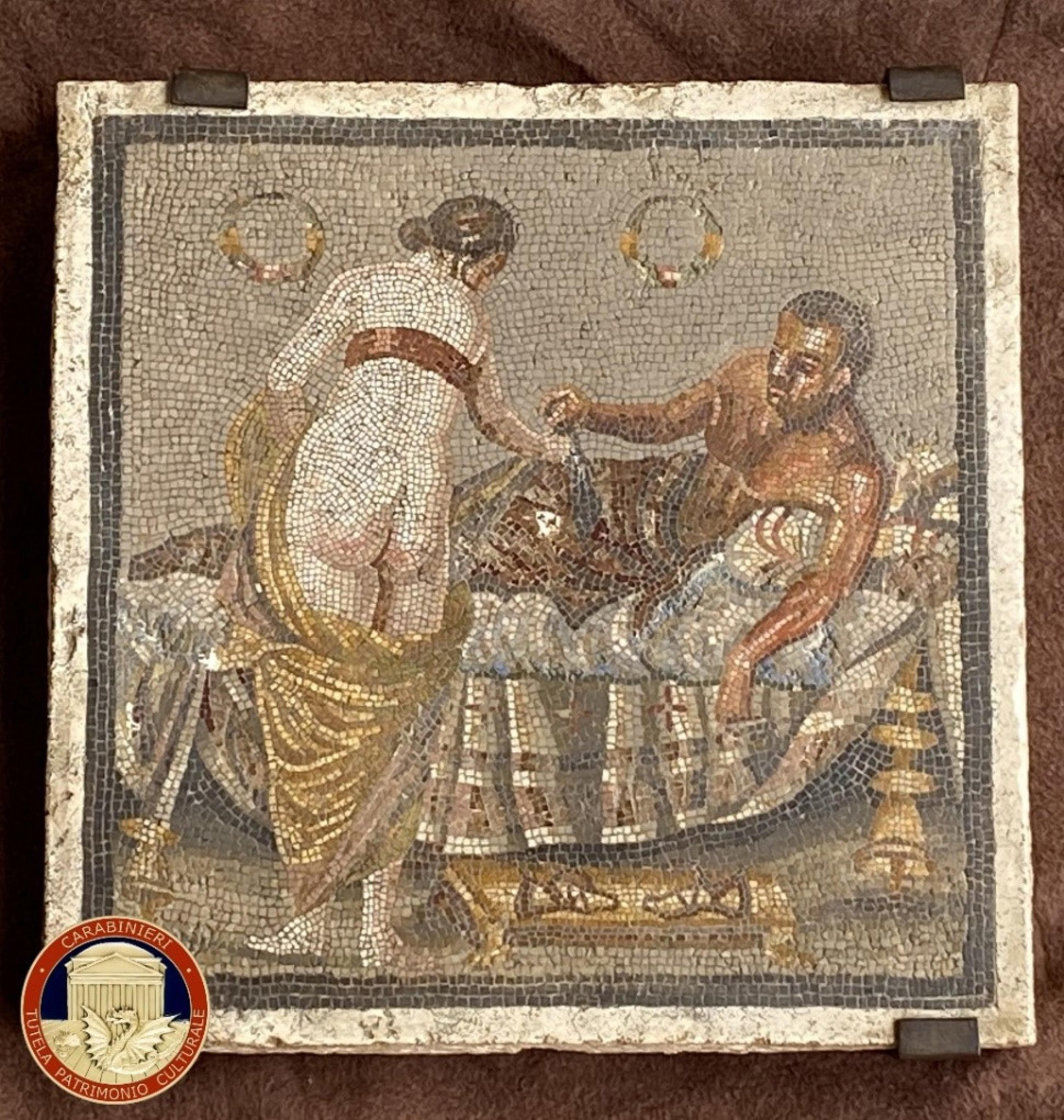 Il pannello a mosaico su lastra di travertino, a tema erotico di epoca romana, che fu trafugato nel 1944 dal sito dell'antica Pompei e restituito dal comandante dei Carabinieri per la Tutela del Patrimonio Culturale, il generale Francesco Gargaro, al direttore Generale del Parco Archeologico di Pompei, Gabriel Zuchtriegel, 15 luglio 2025. ANSA/ UFFICIO STAMPA CARABINIERI 
+++FOTO DIFFUSA DALL'UFFICIO STAMPA - USARE SOLO PER ILLUSTRARE OGGI LA NOTIZIA INDICATA NEL TITOLO - NON ARCHIVIARE - NON VENDERE - NON USARE PER FINI NON GIORNALISTICI - NPK+++