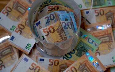 bicchiere pieno di banconote