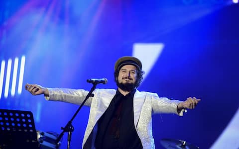 Vinicio Capossela si esibisce sul palco del concerto del 1 maggio 2013, in piazza San Giovanni a Roma.
ANSA/ GUIDO MONTANI