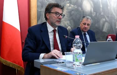 Il ministro dell'Economia e delle Finanze, Giancarlo Giorgetti, e il presidente della Commissione Bilancio del Senato Nicola Calandrini (D), durante l'audizione davanti le Commissioni Bilancio di Camera e Senato, nell'ambito dell'attivita' conoscitiva preliminare all'esame del Piano strutturale di bilancio di medio termine 2025-2029, presso la Sala del Mappamondo di Montecitorio, Roma, 08 ottobre 2024.  ANSA/ETTORE FERRARI