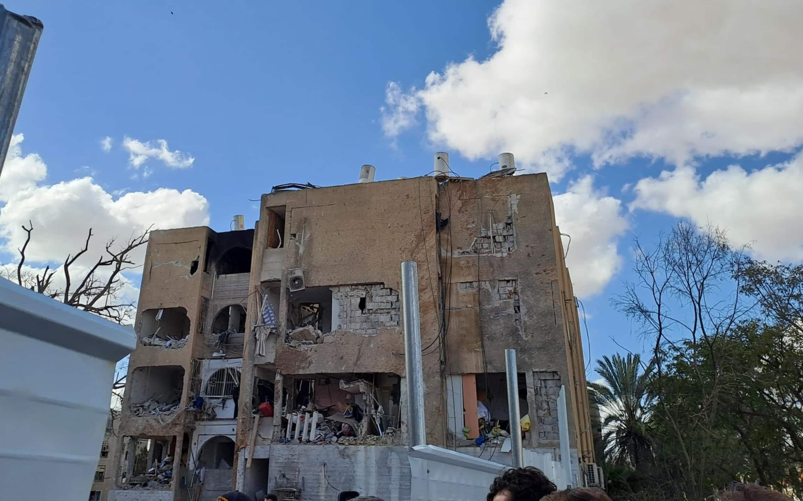 Danni e macerie nella città di Arad dopo gli attacchi dei missili balistici iraniani di ieri notte, 22 marzo 2026 ANSA/ Silvana Logozzo