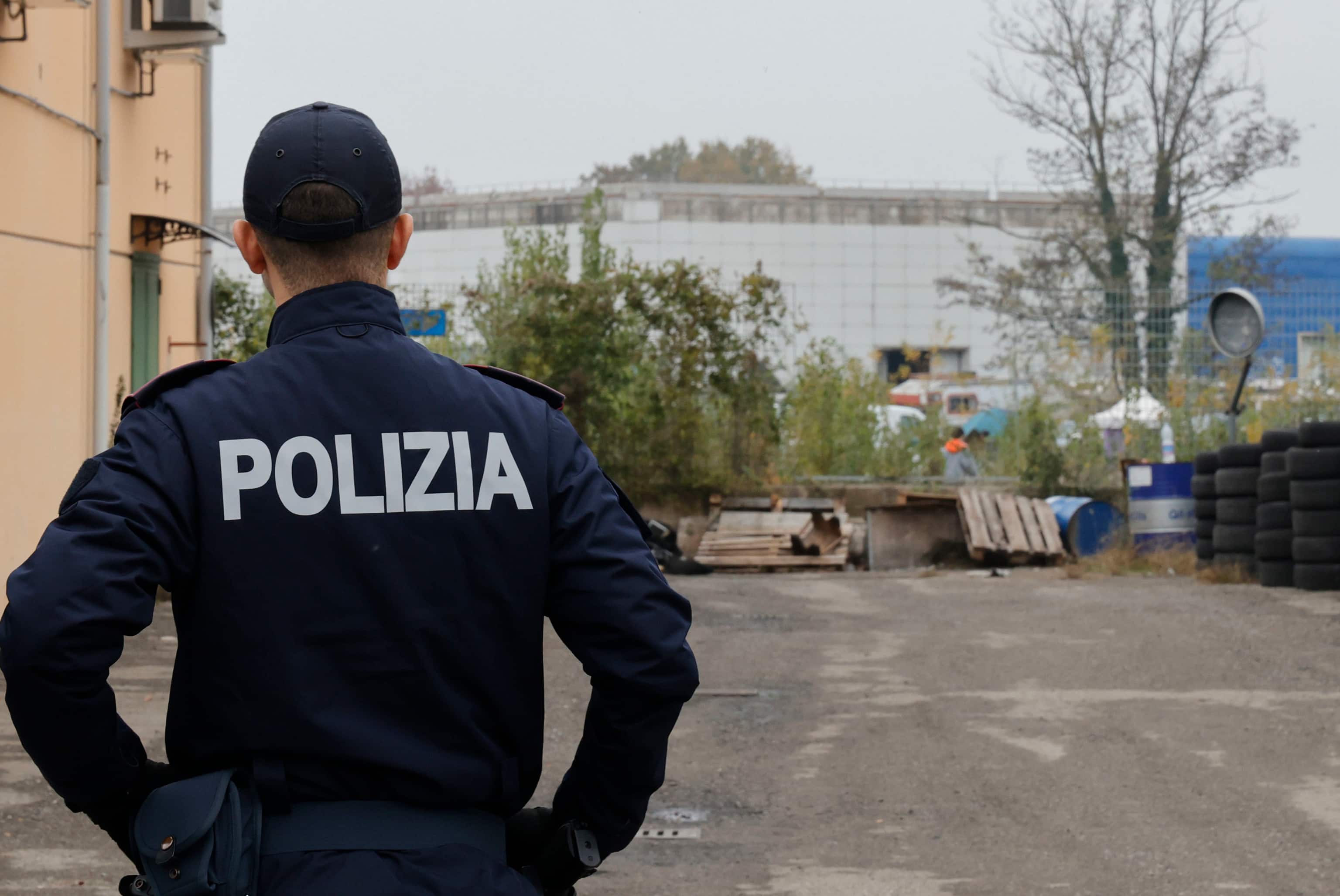 Il presidio delle forze dell'ordine per il rave party allo stabilimento abbandonato  ex Bugatti a Campogalliano in provincia di Modena. Modena, 1 Novembre 2025. ANSA /ELISABETTA BARACCHI

