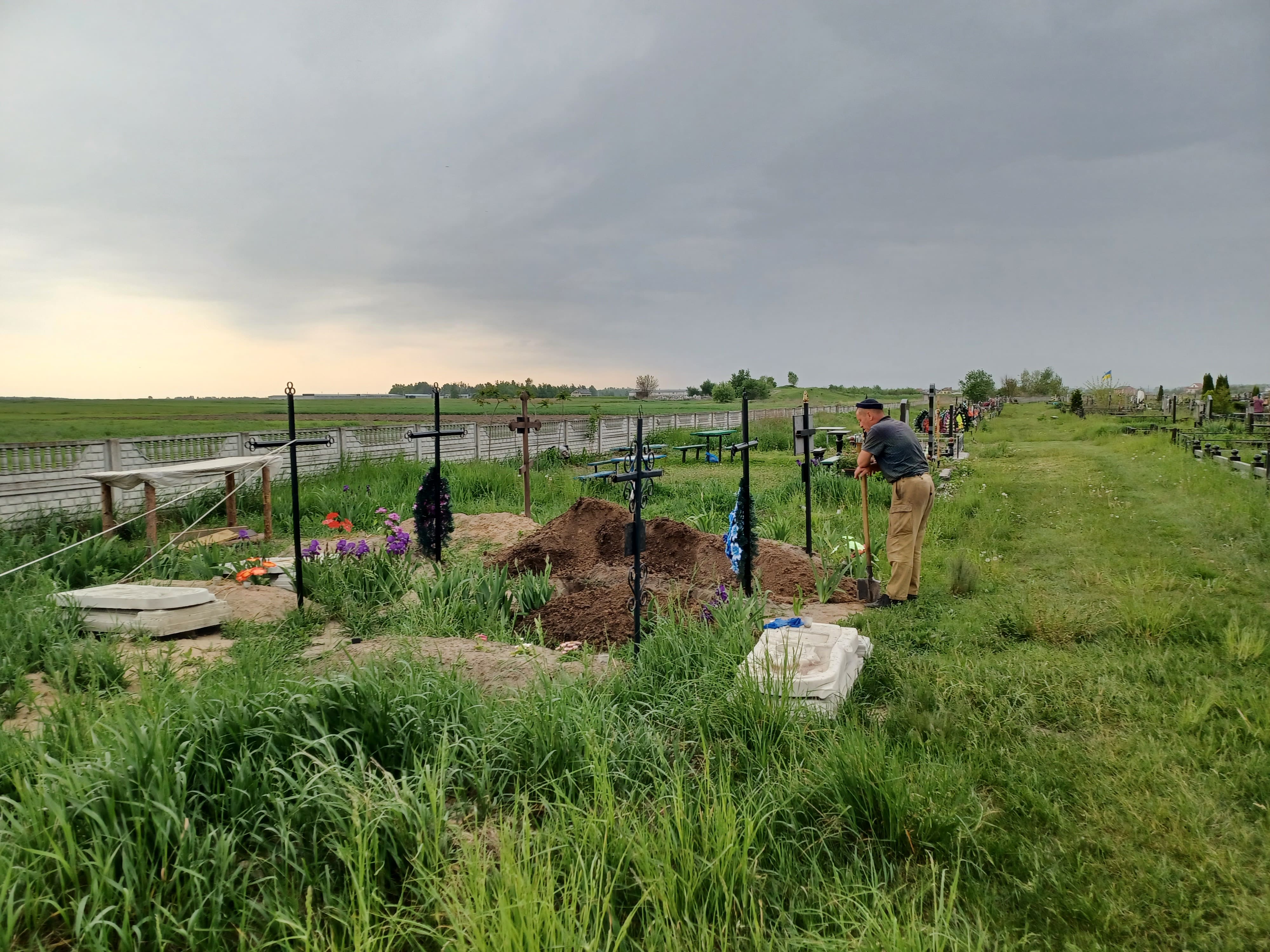 Riesumazione dei corpi in un cimitero ucraino