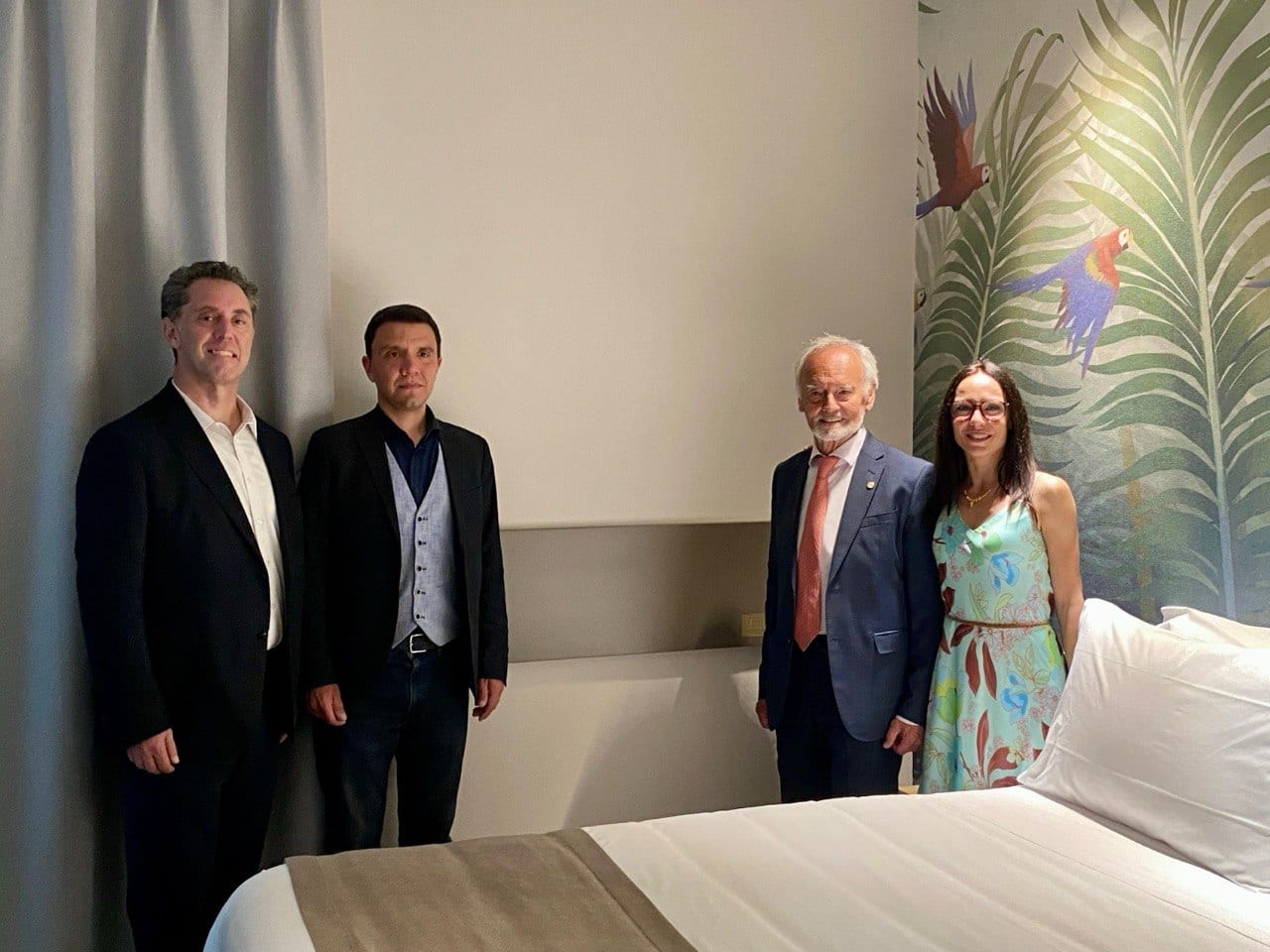 Da sinistra: Dan Lemberger, Operation Director di Sols; Diego Rossi, Regerative Space Project Manager e tossicologo ambientale di Sols; Isidoro Bertini e Luisa Bertini.