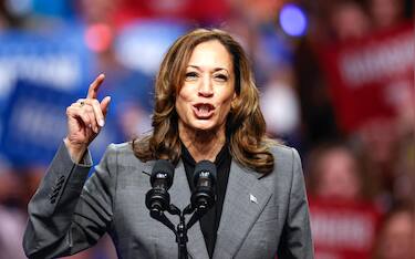 epa11616722 Democratic presidential candidate US Vice President Kamala Harris speaks during a campaign event at Veterans Memorial Coliseum at Alliant Energy Center in Madison, Wisconsin, USA, 20 September 2024 (issued 21 September 2024).  EPA/KAMIL KRZACZYNSKI