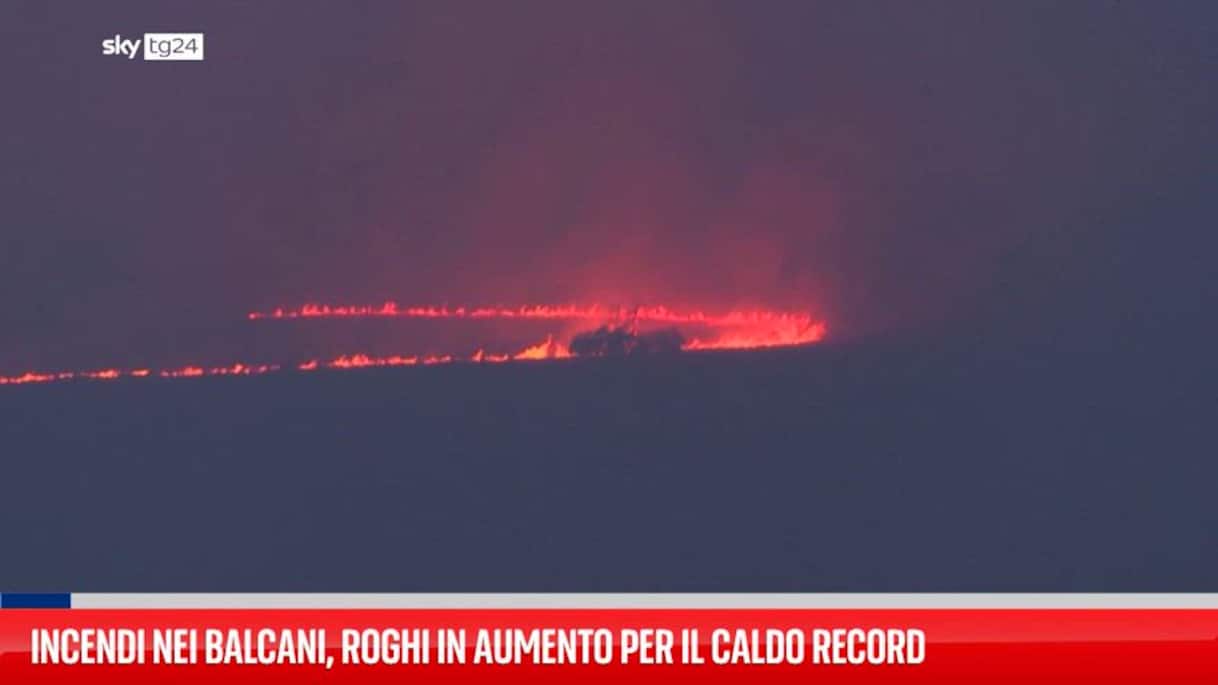 Incendi nei Balcani, roghi in aumento per il caldo record | Video Sky TG24