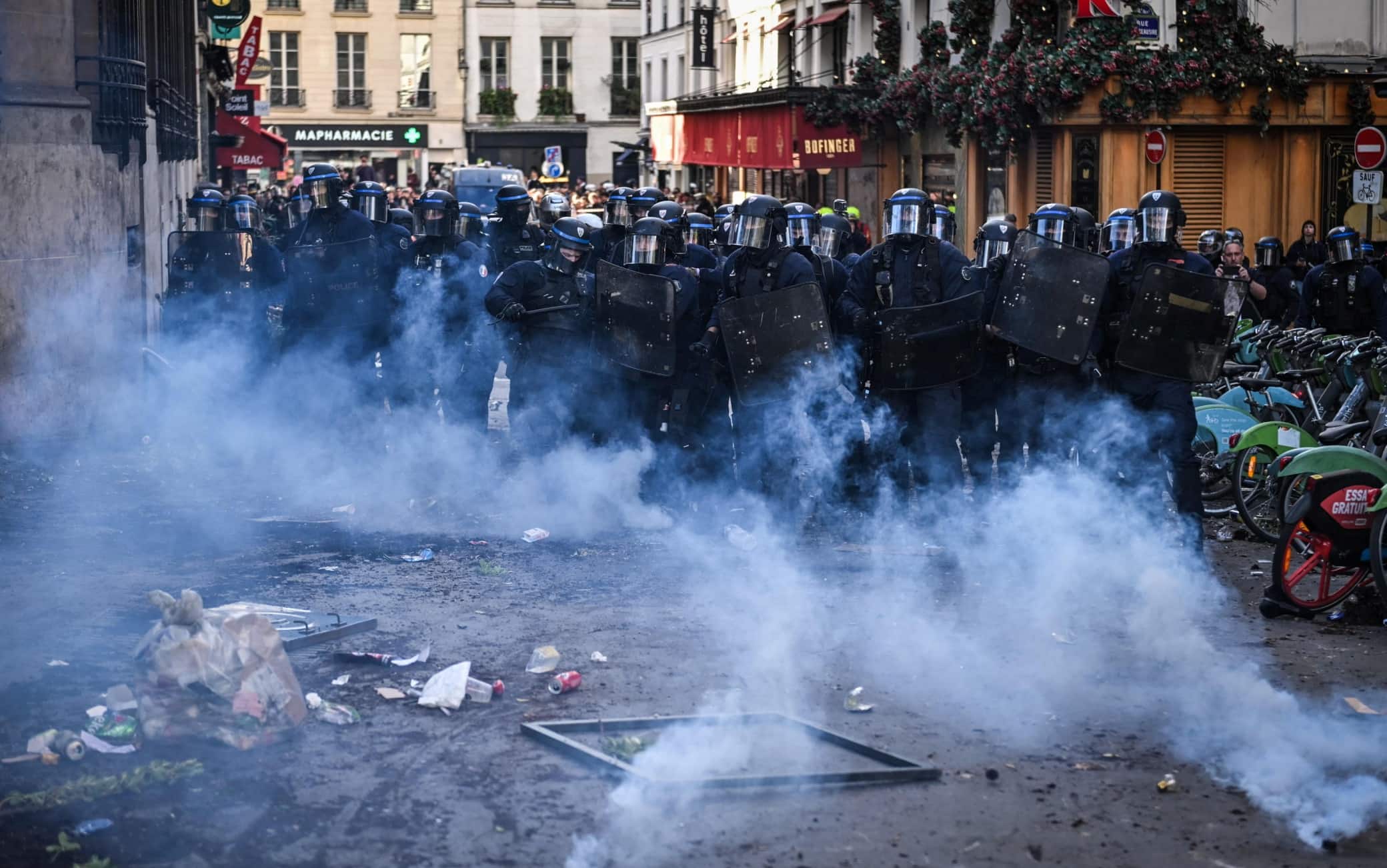 epa13290048 Police clash with protesters at Bastille square during a demonstration over school conditions in Paris, France, 08 October 2026. A wave of nationwide protests by high school students has been sweeping across France since late September 2026, later joined by university students, over severe teacher shortages, overcrowded lecture halls and classrooms, resource deficits, and poor learning conditions.  EPA/FIRAS ABDULLAH