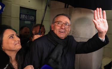 epa12718090 Presidential candidate, Antonio Jose Seguro (R), flanked by his wife, Margarida Maldonado Freitas (L), celebrates the victory in the second round of the Portuguese presidential elections, in Caldas Rainha, Portugal, 08 February 2026. More than 11 million voters are called upon to choose the new President of the Republic, in an election that pits Antonio Jose Seguro against Andre Ventura, the two candidates who received the most votes on 18 January.  EPA/JOSE COELHO