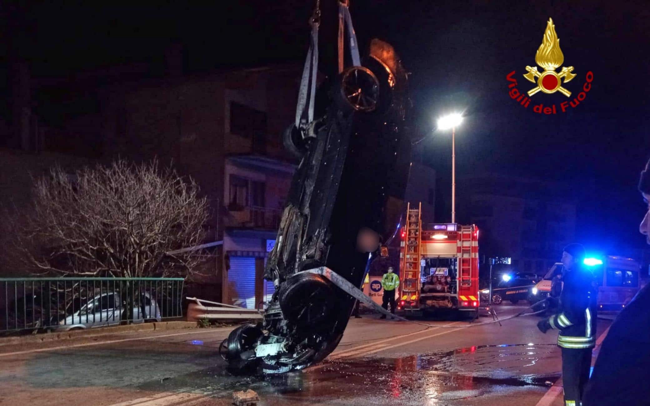 la macchina distrutta dall'incidente