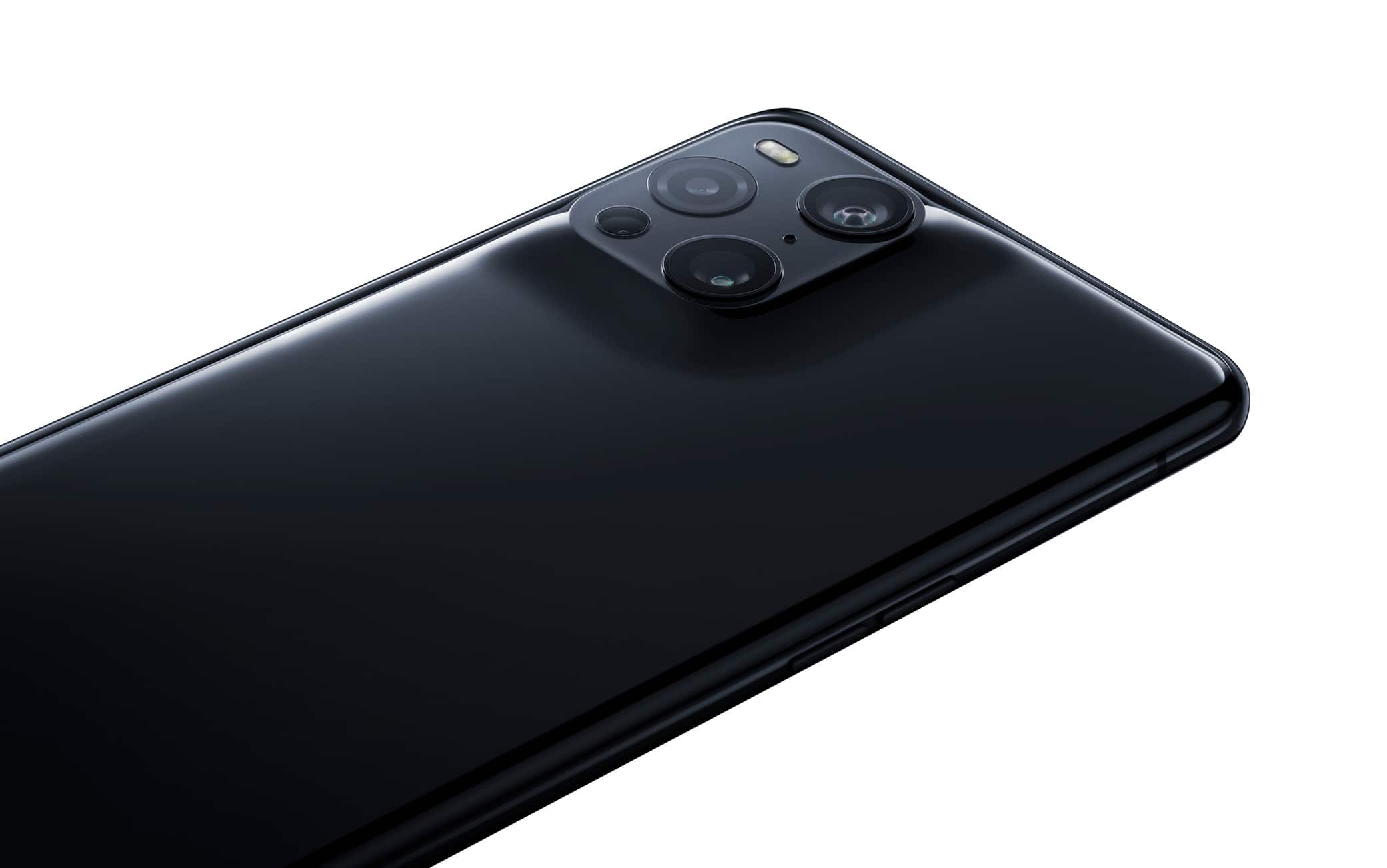 Il comparto fotografico è stato realizzato da un unico pezzo di vetro curvo