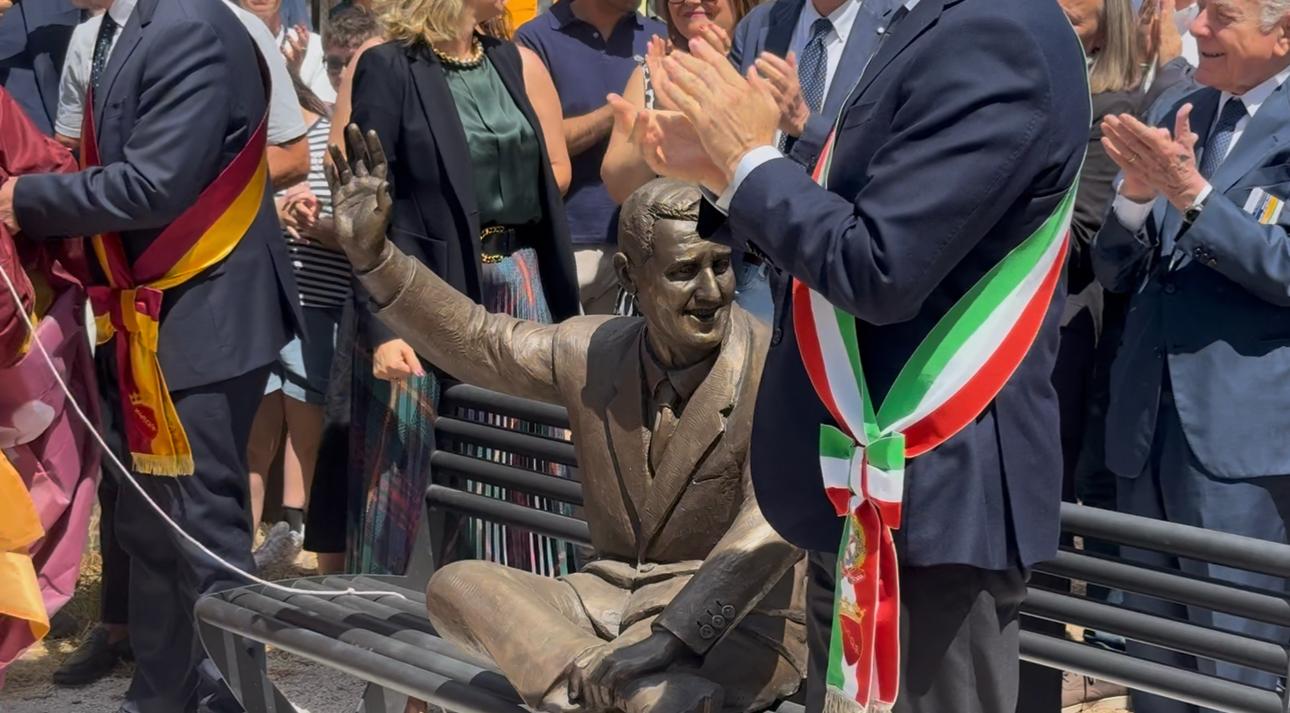 Alberto Sordi, inaugurata una statua a lui dedicata a Villa De Sanctis ...