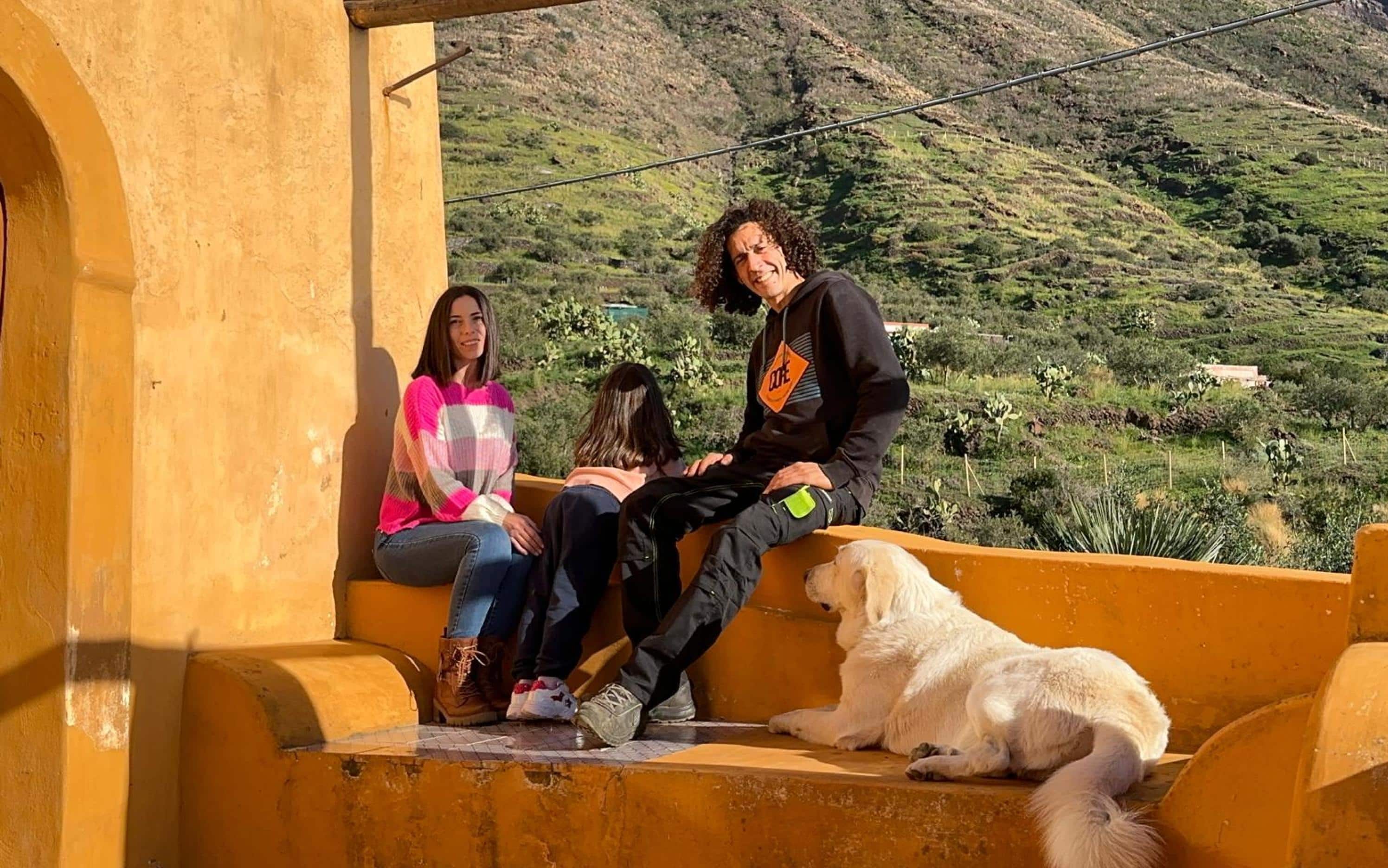 Aysha, bimba di cinque anni e unica alunna della scuola di Ginostra (Stromboli), insieme alla madre Monica Abbate e al padre Raffa Bazine, in una foto concessa dai genitori. Lipari, 20 gennaio 2026, ANSA/PER GENTILE CONCESSIONE DEI GENITORI MONICA ABBATE E RAFFA BAZINE
