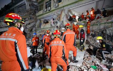 epa11999810 Myanmar and China rescuers search for victims at the Sky Villa in Mandalay, Myanmar, 30 March 2025. More than 1,600 people have been killed and thousands injured after a 7.7-magnitude earthquake struck the country on 28 March, according to the Myanmar government.  EPA/NYEIN CHAN NAING