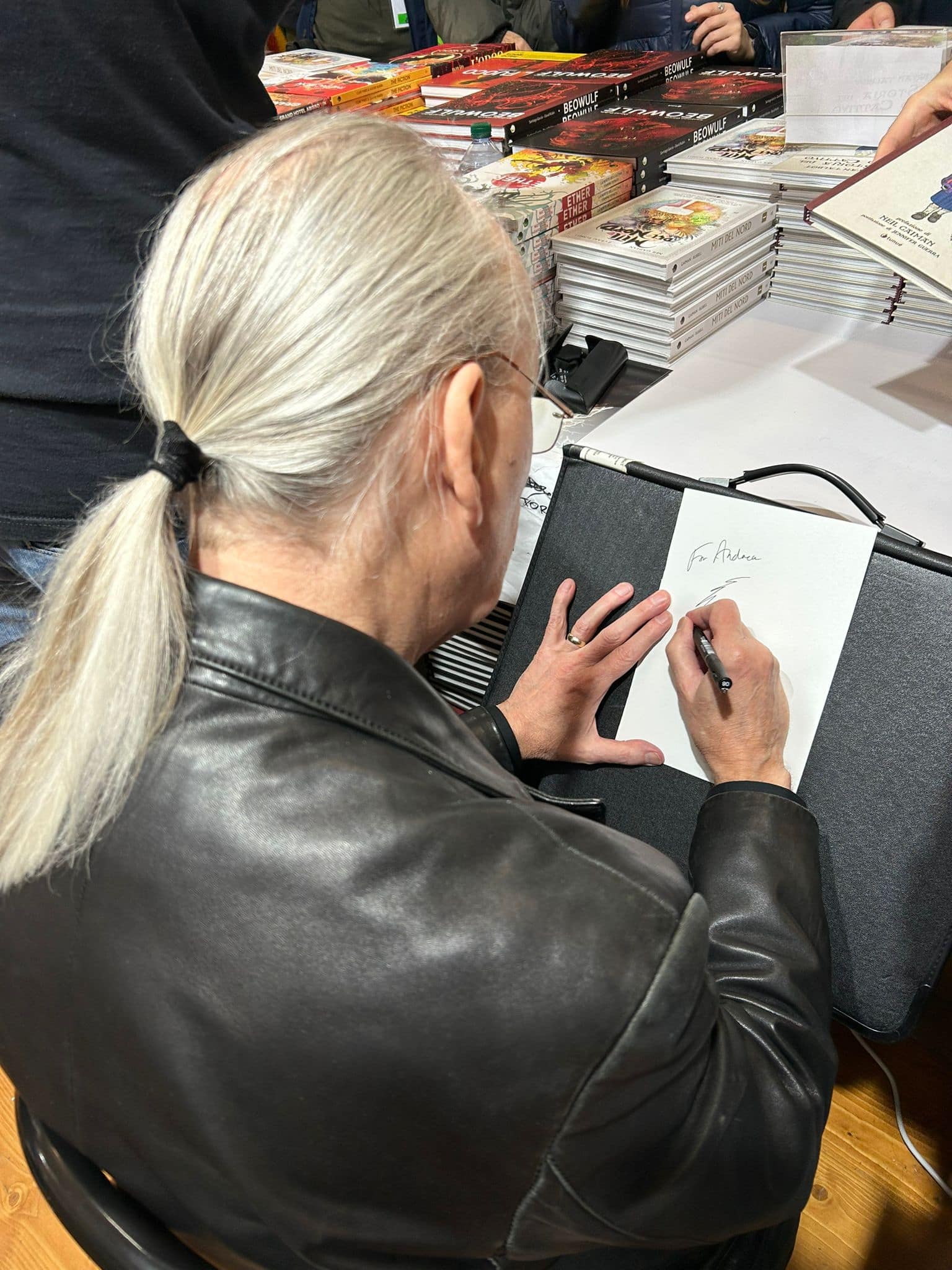 Bryan Talbot durante una sessione di firmacopie a Lucca Comics & Games 2023