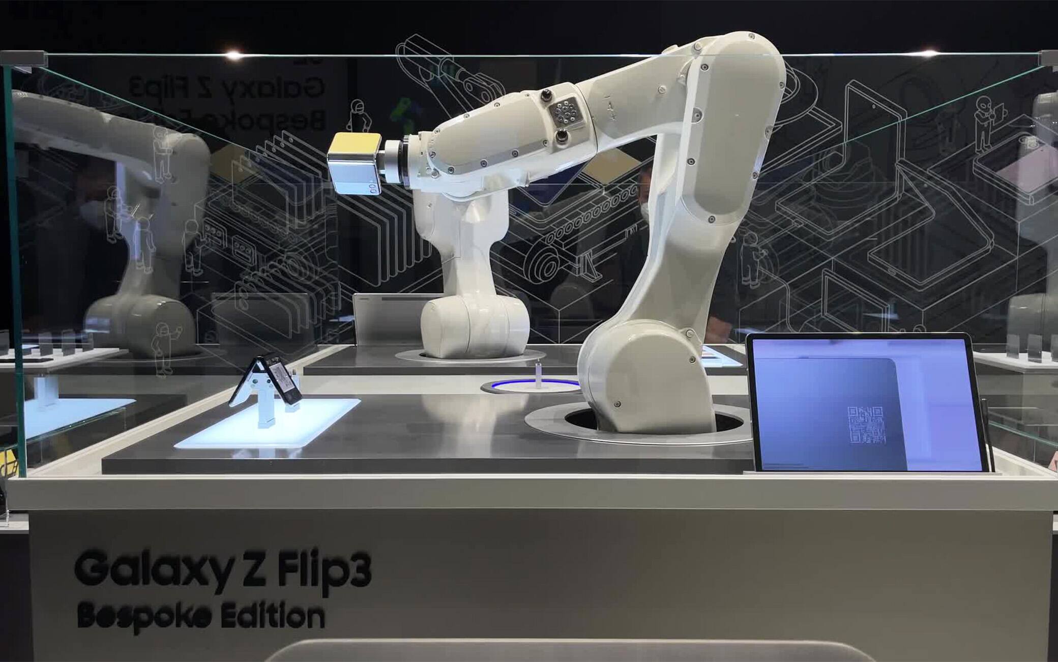 Al padiglione Samsung in evidenza la serie Galaxy Z Flip3 Bespoke