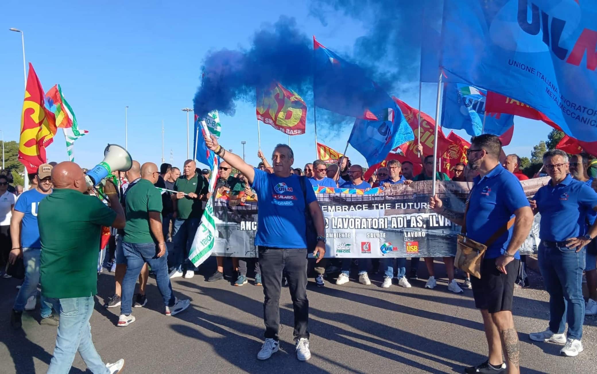 Oggi i lavoratori dell�appalto ex Ilva sono in corteo: la protesta si sta avvicinando dallo stabilimento alla citt�.In piazza contro i 2.500 licenziamenti annunciati e per difendere il lavoro e il futuro dei lavoratori. Taranto 14 settembre 2026ANSA / FOTORENATOINGENITO 