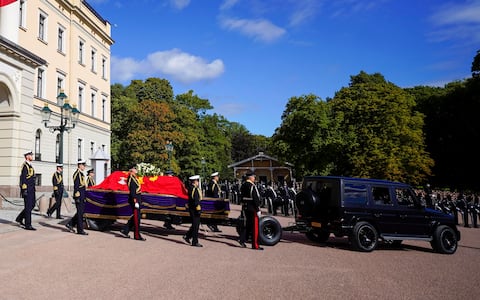 epa13224611 The coffin of Norway's King Harald V is taken from the Palace to Oslo Cathedral for the funeral, in Oslo, Norway, 09 September 2026. The ceremony marks the country's first state funeral for a monarch since the death of King Harald's father, King Olav V, in 1991.  EPA/Hakon Mosvold Larsen  NORWAY OUT
