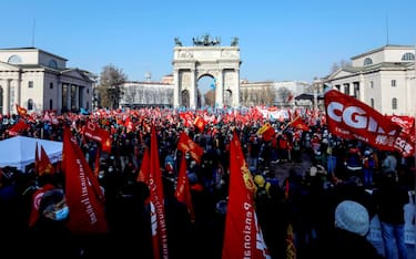 Manifestazione per lo sciopero generale all'Arco della Pace a Milano, 16 dicembre 2021.ANSA/MOURAD BALTI TOUATI