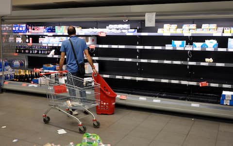 IPA89910077 - Palermo.Sciopero dei Tir, scaffali vuoti in un supermercato nel quartiere Zisa,esauriti frutta verdura e latticini.