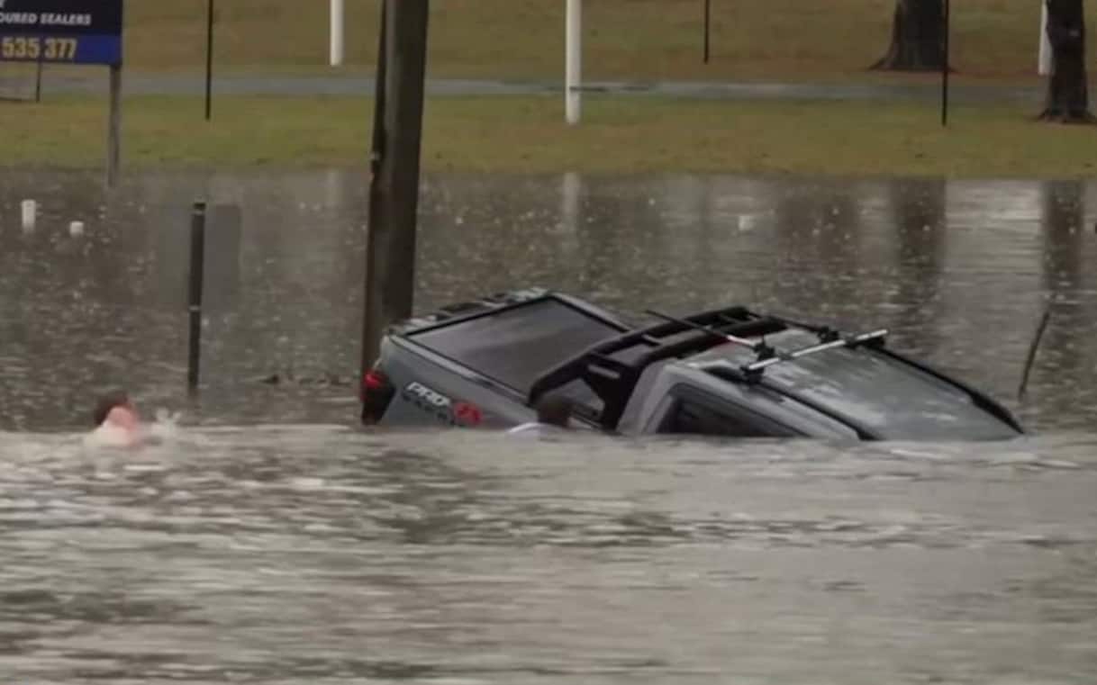 Alluvione in Australia, reporter salva un automobilista in extremis ...