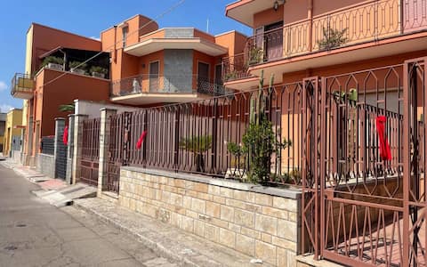 Fiocchi, nastri, rose e palloncini rossi posizionati su balconi, porte e cancelli di tutte le case di via de Pietro e delle strade che conducono dall'abitazione della famiglia Isceri alla chiesa Maria Regina di Squinzano (Lecce), dove si celebreranno i funerali di Lorena Isceri, la 45enne uccisa nei giorni scorsi a Firenze dell'ex compagno. L'iniziativa è dei vicini di casa della famiglia della vittima. Su alcuni muri di abitazioni ci sono anche fiori rossi con la foto di Lorena, Squinzano 9 settembre 2026. ANSA/ISABELLA MASELLI
