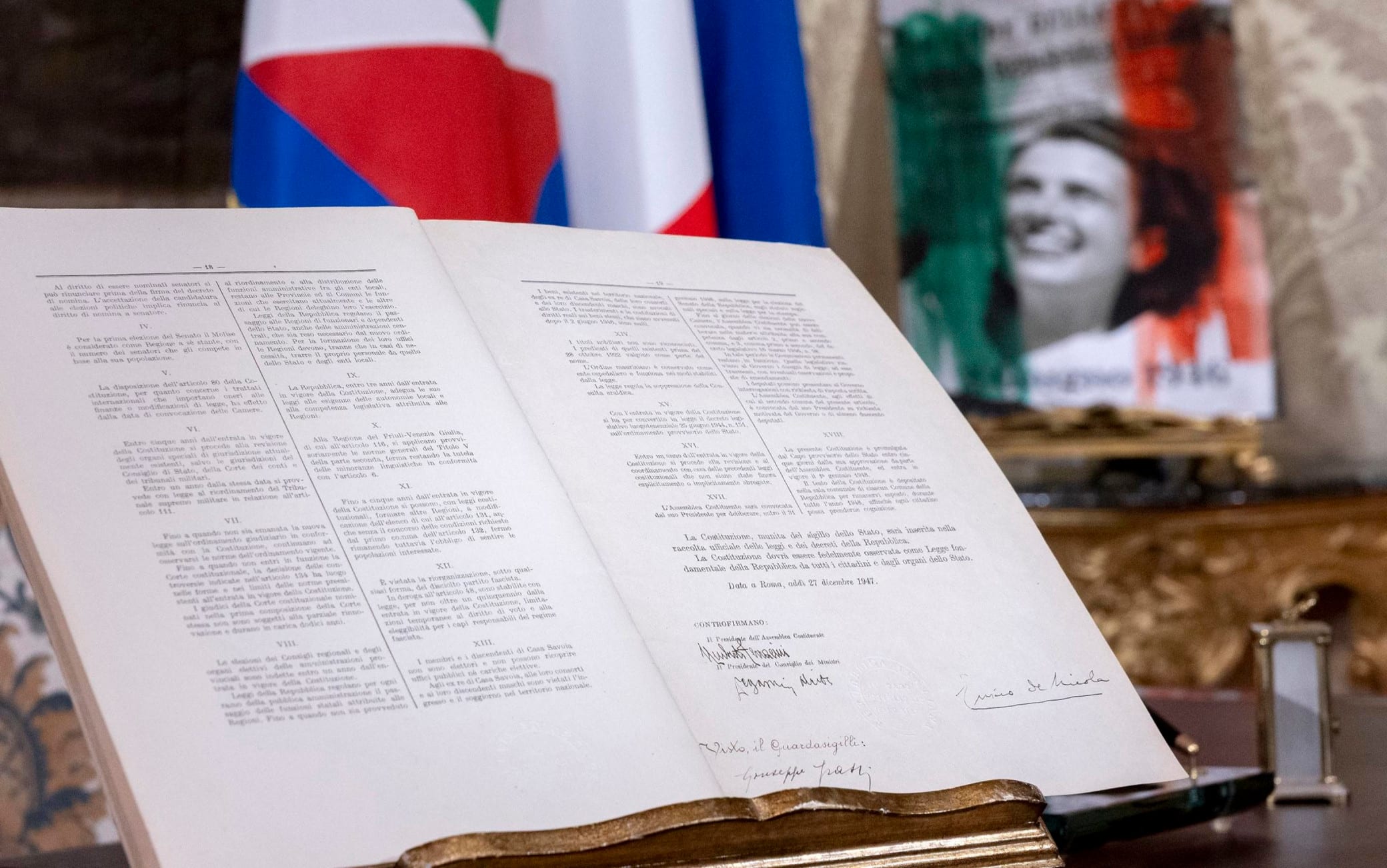 La foto di Federico Patellani divenuta il simbolo della vittoria del referendum per la Repubblica, il 2 giugno 1946, è uno degli elementi scelti per la scenografia del discorso di fine anno del Presidente della Repubblica, Sergio Mattarella, che ricorderà la ricorrenza: 80 anni nel 2026. Il dettaglio emerge dal video sul backstage, nella sala alla Vetrata al Quirinale. La storica foto ritrae una ragazza sorridente che sventola il Corriere della Sera, col titolo: "E' nata la Repubblica italiana". Negli anni, quello scatto è stato riprodotto centinaia di volte su libri e locandine. E anche opere d'arte. Come quella che compare nelle immagini del backstage: la foto è sovrastata dal tricolore e sotto compare la scritta "2 giugno 1946". +++ X/QUIRINALE +++ NPK +++ NO SALES, EDITORIAL USE ONLY +++