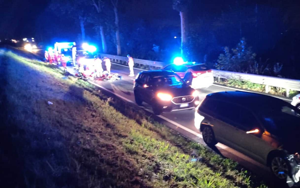 Auto investe due ragazzi in bicicletta nel Reggiano, morto un 19enne