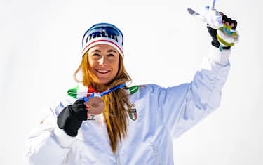 Sofia Goggia con la medaglia d'argento a Cortina