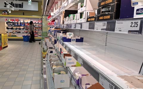 Gli scaffali del fresco nel supermercato Eurospin a Bari sono vuoti, non è arrivato materiale e la è la merce per vendere. Il motivo è lo sciopero dei trasportatori. Bari 18 ottobre 2026 ANSA / Donato Fasano