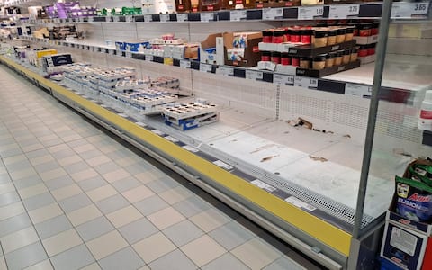 Gli scaffali del fresco nel supermercato Eurospin a Bari sono vuoti, non è arrivato materiale e la è la merce per vendere. Il motivo è lo sciopero dei trasportatori. Bari 18 ottobre 2026 ANSA / Donato Fasano